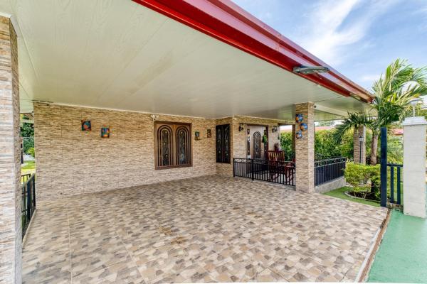 Beautifully maintained 3-bedroom home with guest s