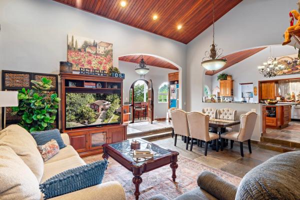 Elegante casa estilo colonial en valle escondido boquete