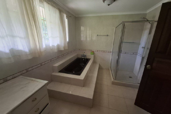 Venta de casa tipo chalet con terreno en la chorrera