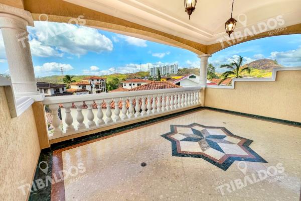Venta de amplia casa en altos de panama con piscina propia por debajo de avaluo
