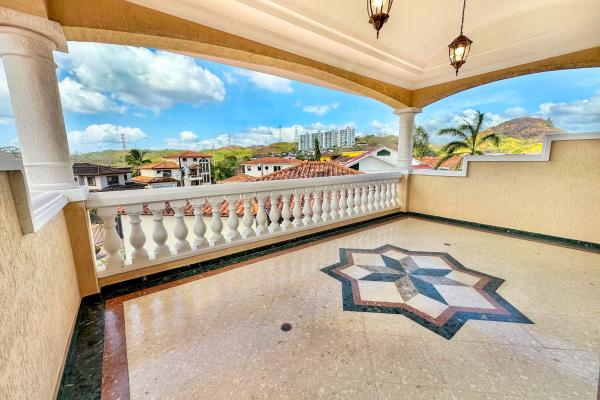 Venta de amplia casa en altos de panama con piscina propia por debajo de avaluo