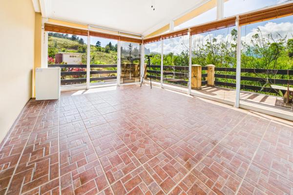 Casa con vistas a la montaña y al océano en venta en sora