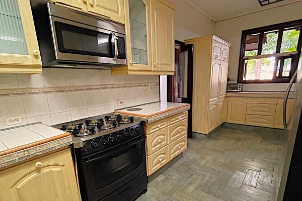 Exclusivo oasis urbano: residencia unifamiliar estilo villa campestre.