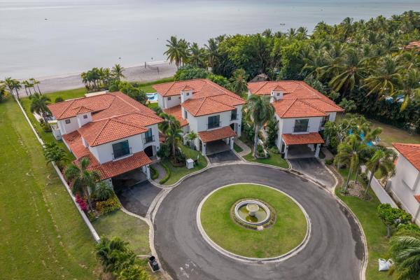 Gorgeous beachfront house for sale in buenaventura