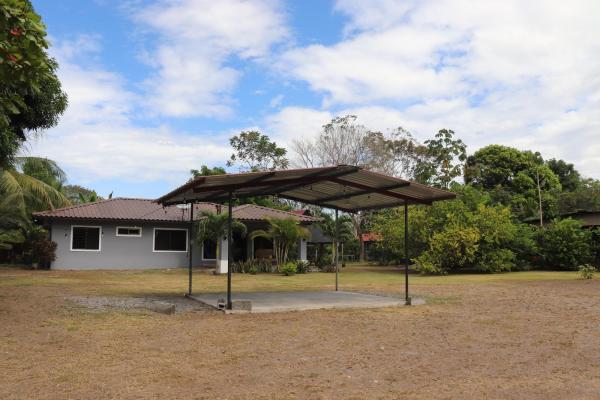 Amplia propiedad con casa y lote de 2.182 m²