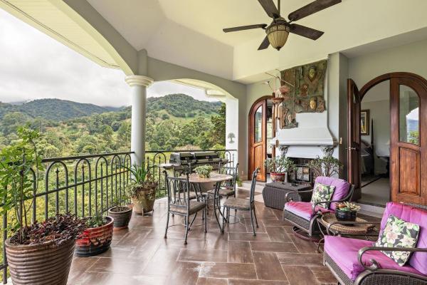 Sophisticated mountain house in boquete the spring