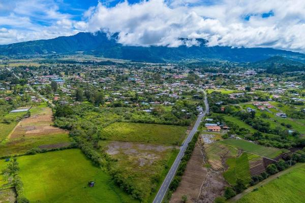 Terreno plano frente a la carretera en venta en volcán