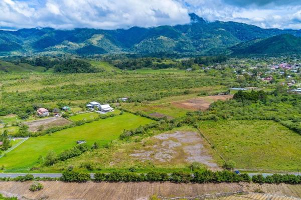 Flat road-front lot for sale in volcan