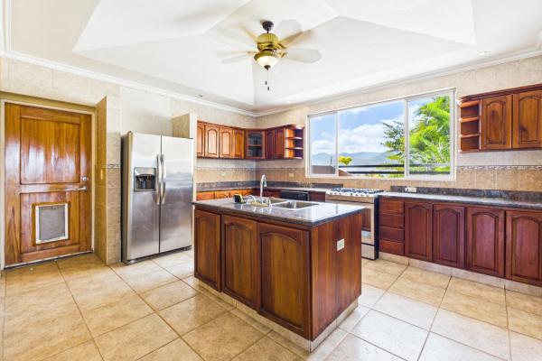 Casa con vistas a la montaña y al océano en venta en sora