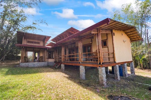 Eco-friendly 2 bed 2 bath bamboo home in boquete