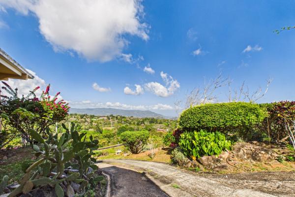 Casa con vistas a la montaña y al océano en venta en sora
