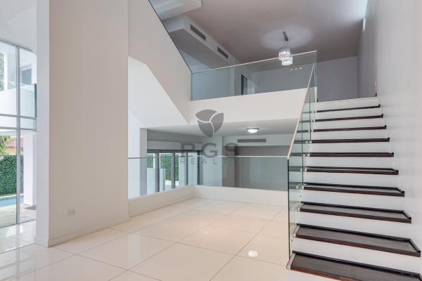 Modern four-bedroom house in altos del golf