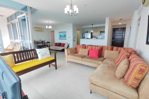 Apartamento con vista al mar y montañas