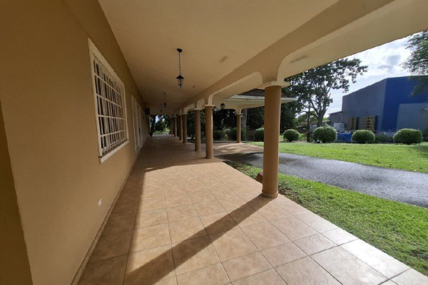 Venta de casa tipo chalet con terreno en la chorrera