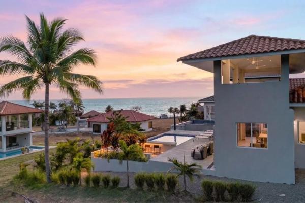 Casa moderna con vista al mar en andromeda estates pedasi