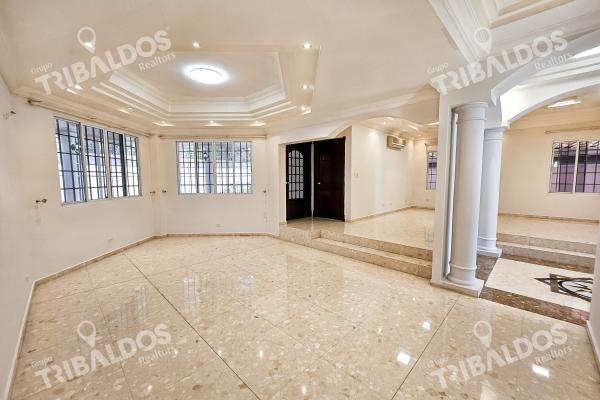 Venta de amplia casa en altos de panama con piscina propia por debajo de avaluo