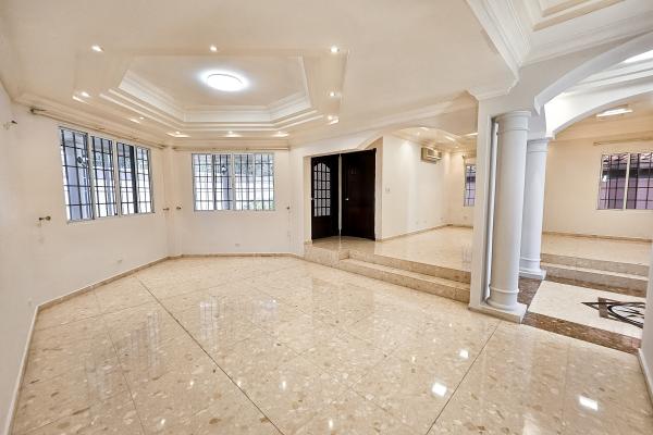 Venta de amplia casa en altos de panama con piscina propia por debajo de avaluo