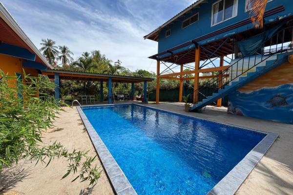 Casa con piscina y casa de invitados