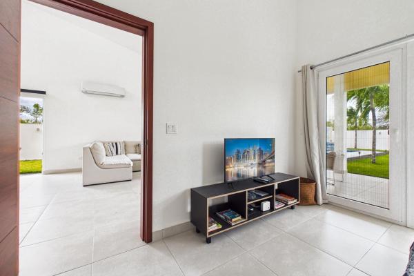 Hermosa casa moderna de 2 dormitorios con piscina