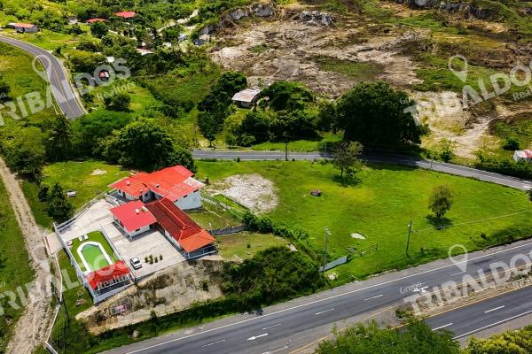 Venta de terreno comercial con mejoras