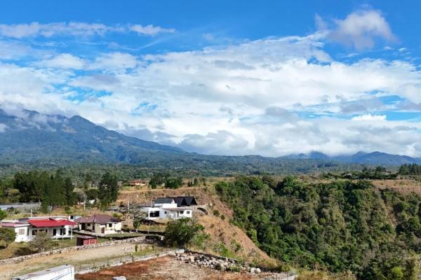 Espectacular casa con vista al cañón y océano en boquete