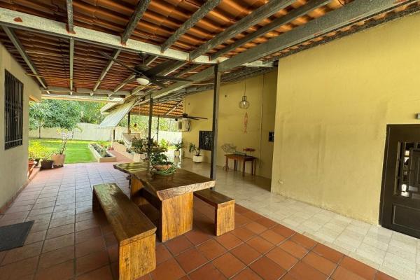 Casa con piscina en lote de 2.239 m²