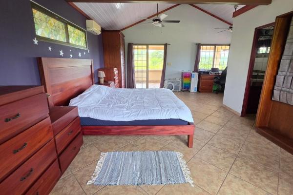 Casa familiar con jardines y taller en un terreno de 3486 m² en potrerillos