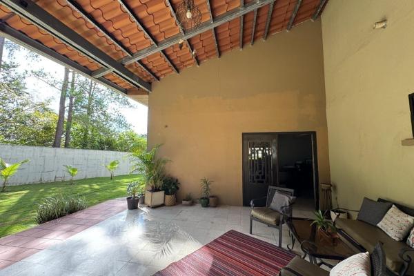 Casa con piscina en lote de 2.239 m²