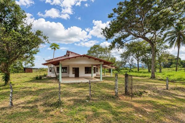Casa de 4 habitaciones en un terreno de 1.85 acres en venta en las lomas.
