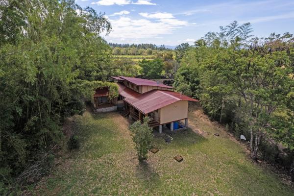 Eco-friendly 2 bed 2 bath bamboo home in boquete