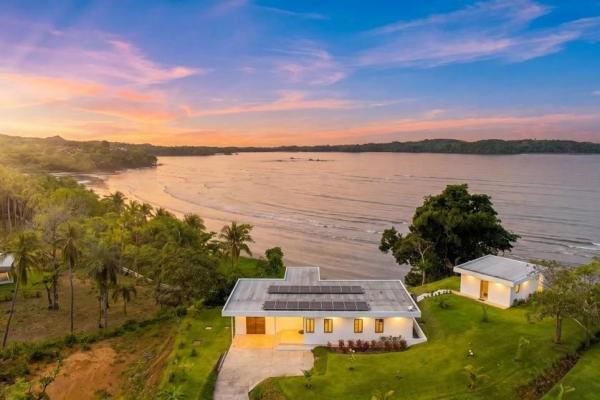 Casa frente a la playa con casita y piscina en hermosa bay