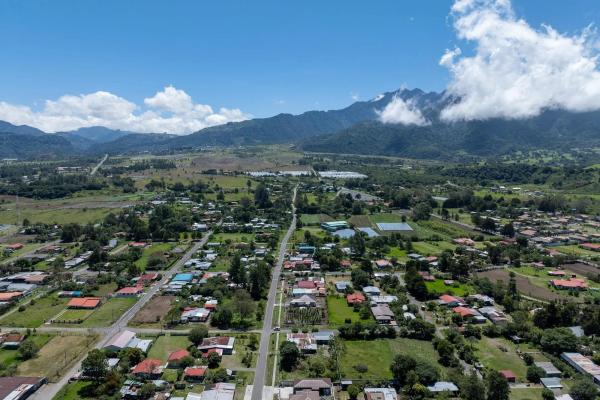 Highland home with 2 hectares in volcan