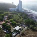 Oceanfront house w/ two guest cottages in gorgona