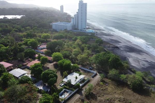 Casa frente al mar con dos cabañas para invitados en gorgona
