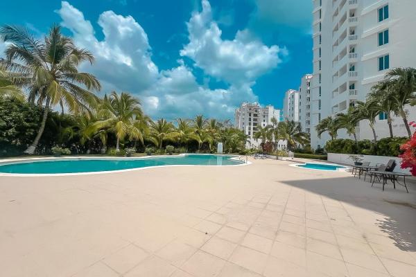 Lujoso penthouse con vista al mar en playa blanca.