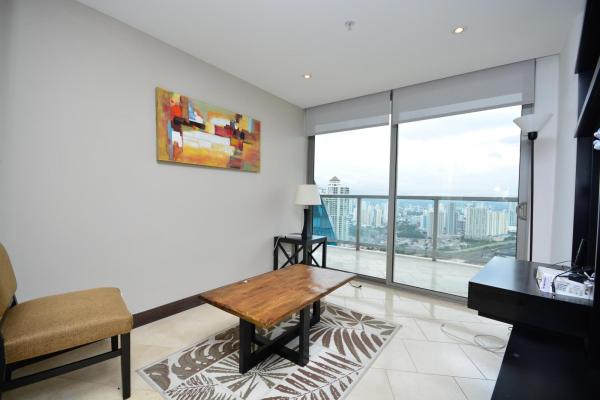 Apartamento amueblado de 2 dormitorios más estudio con vistas al mar.