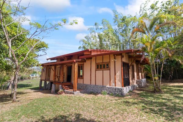 Eco-friendly 2 bed 2 bath bamboo home in boquete