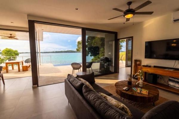 Casa frente a la playa con casita y piscina en hermosa bay