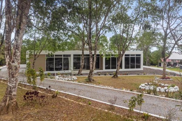 Casa de cristal moderna de nueva construcción en potrerillos arriba