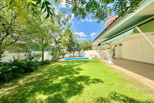 Hermosa casa con piscina en costa del este.