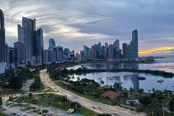 Hermoso apartamento en ave. balboa, ph sky residence con vista al mar