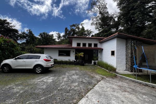 Casa con vistas a la montaña en altos del maría