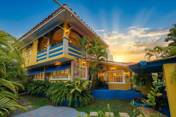 Coronado golf club home with pool