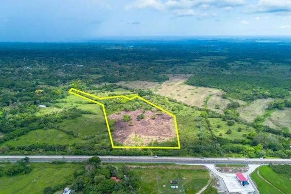 Terreno de 8 hectáreas en venta con acceso a la carretera panamericana.