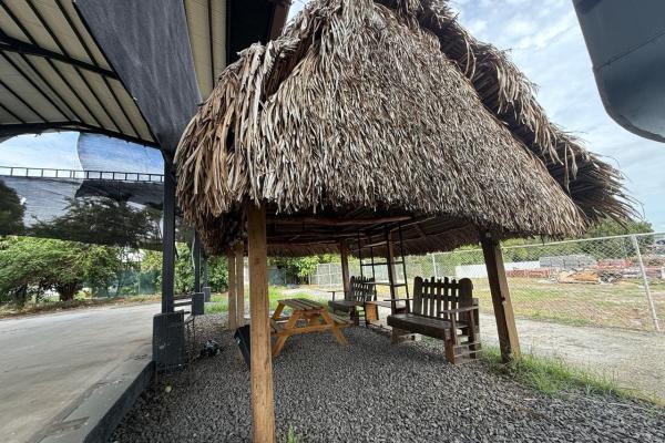 Se vende terreno con mejoras frente a la panamericana