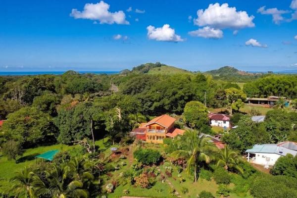 Propiedad con casa principal, 6 estudios y piscina