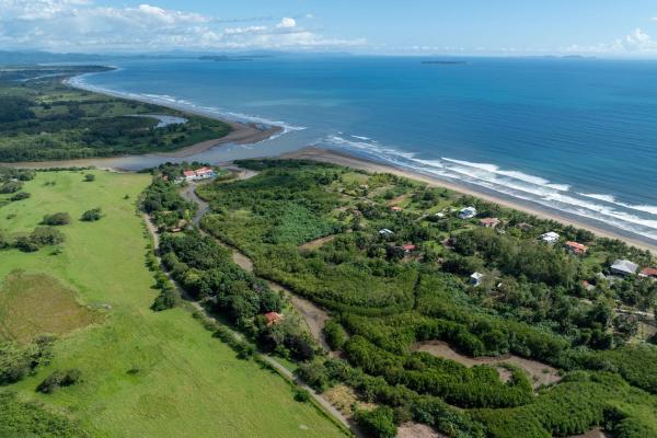 Home with 3 apartments, lagoon access