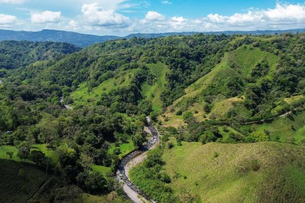 Amplia propiedad de 146.652 ha con fuentes de agua