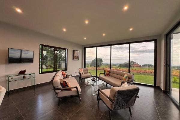 Casa de estilo contemporáneo en boquete country club, panamá.