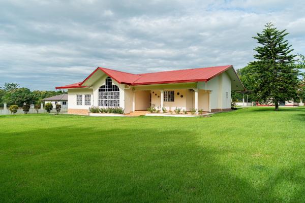 La casa de tus sueños con un amplio terreno en boquerón